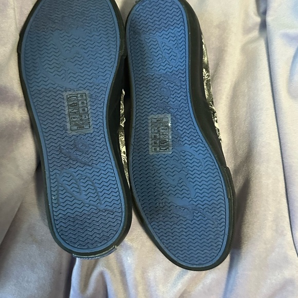 Blowfish Gray Skull Black & White Slip On Tennis Shoes Perfect NEW Size 3 - Picture 4 of 9